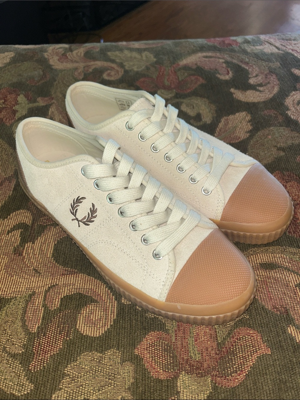 NWOB FRED PERRY
HUGHES LOW SUEDE PLIMSOLE TRAINER IN CREAM